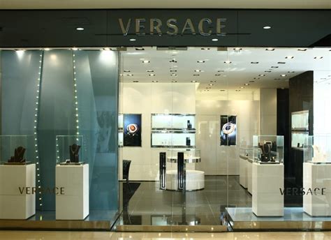 Versace to Debut New Retail Concept in China 